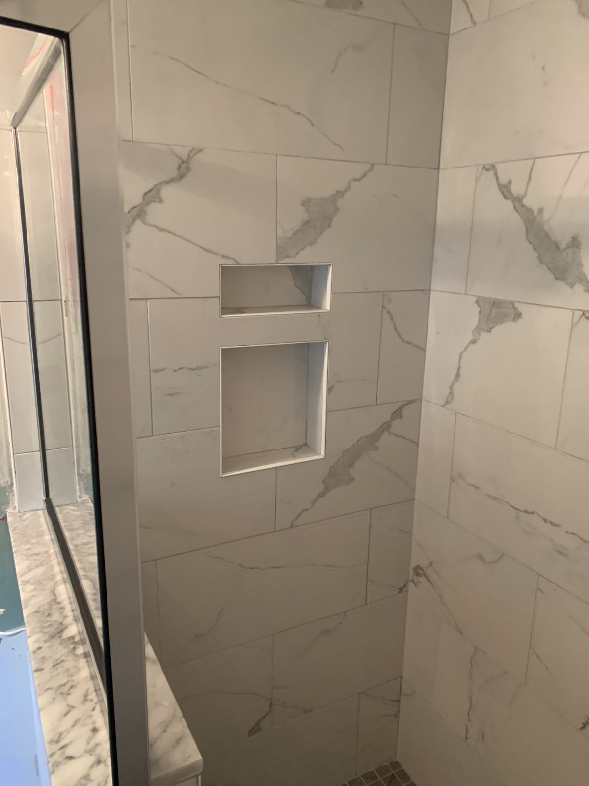 Marble shower with a recessed double niche